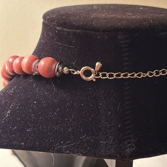 Two tone carved and shaped wooden beaded statement necklace 17-19” - Picture 6 of 6